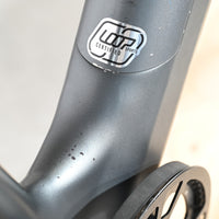 Gros plan sur le cadre gris mat d'un vélo électrique Tenways CGO800S avec l'autocollant Loop Sports certifié