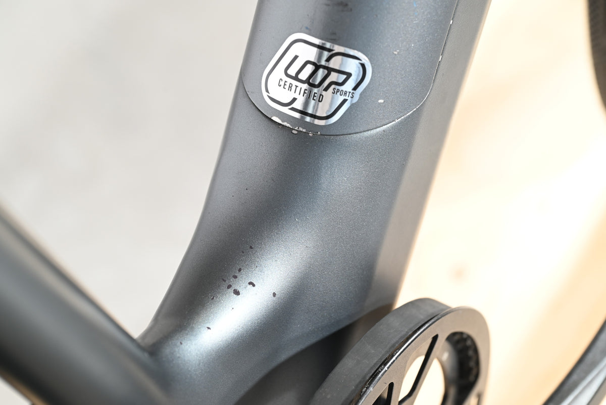 Gros plan sur le cadre gris mat d'un vélo électrique Tenways CGO800S avec l'autocollant Loop Sports certifié
