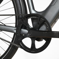 Gros plan sur le pédalier et la courroie Gates Carbon Drive CDX du vélo électrique Tenways CGO800S chez Loop Sports