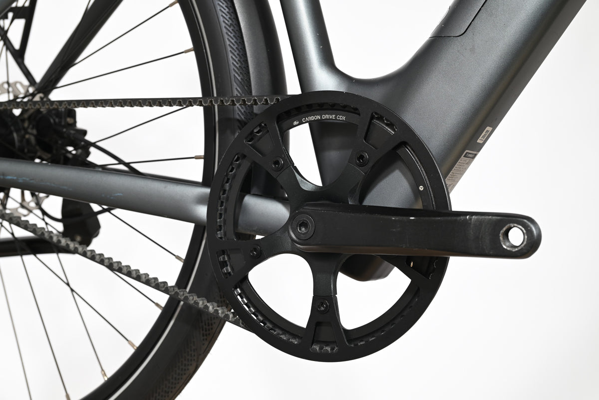 Gros plan sur le pédalier et la courroie Gates Carbon Drive CDX du vélo électrique Tenways CGO800S chez Loop Sports