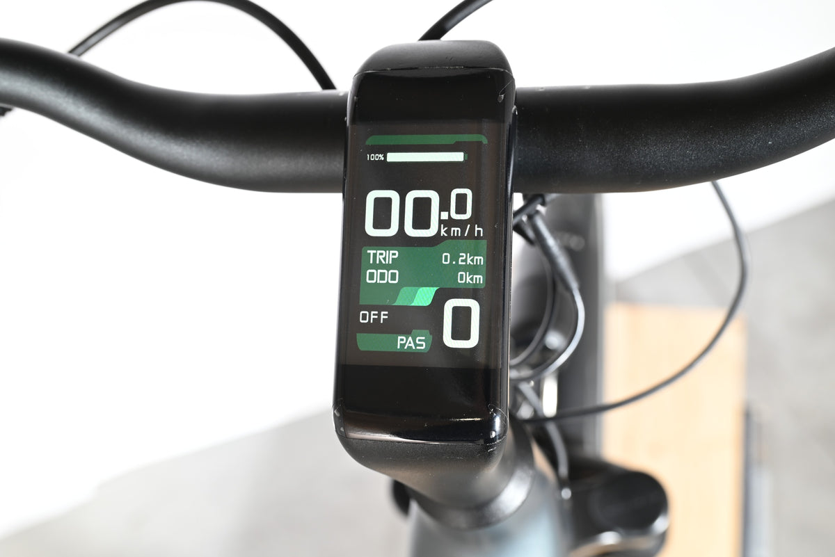 Écran LCD numérique du vélo électrique Loop Sports Tenways CGO800S affichant la vitesse et le niveau de batterie