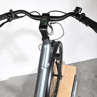 Vue rapprochée du guidon et de l'écran LCD intégré du vélo électrique Loop Sports Tenways CGO800S gris