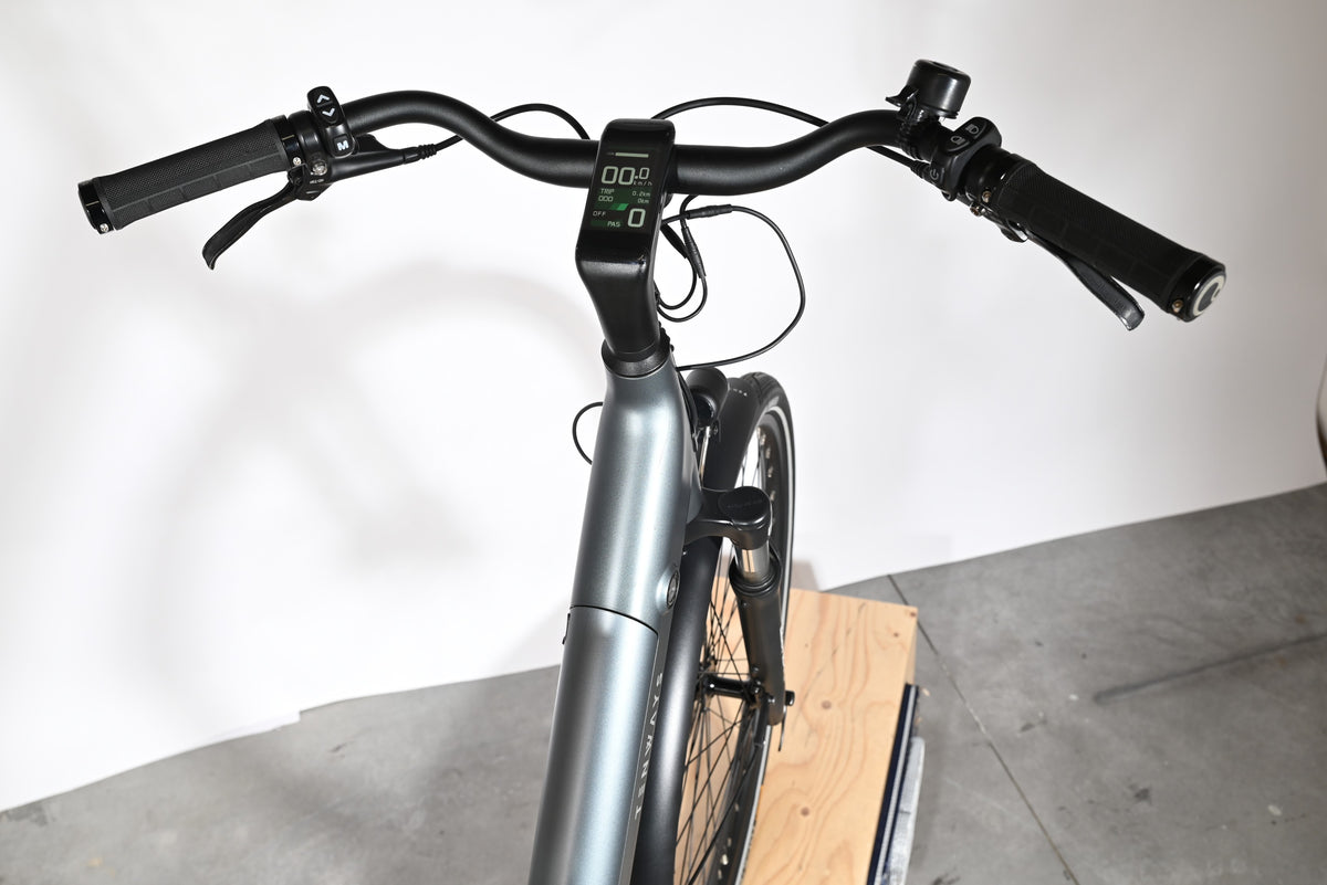 Vue rapprochée du guidon et de l'écran LCD intégré du vélo électrique Loop Sports Tenways CGO800S gris