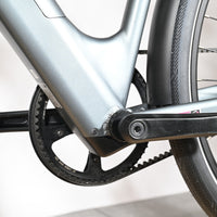 Gros plan sur le pédalier et la courroie en carbone du vélo électrique Loop Sports Tenways CGO800S gris