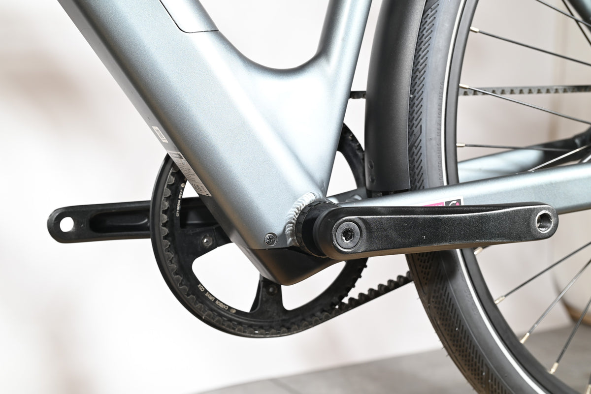 Gros plan sur le pédalier et la courroie en carbone du vélo électrique Loop Sports Tenways CGO800S gris