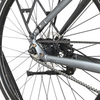 Gros plan sur la roue arrière et la transmission par courroie du vélo électrique Loop Sports Tenways CGO800S gris