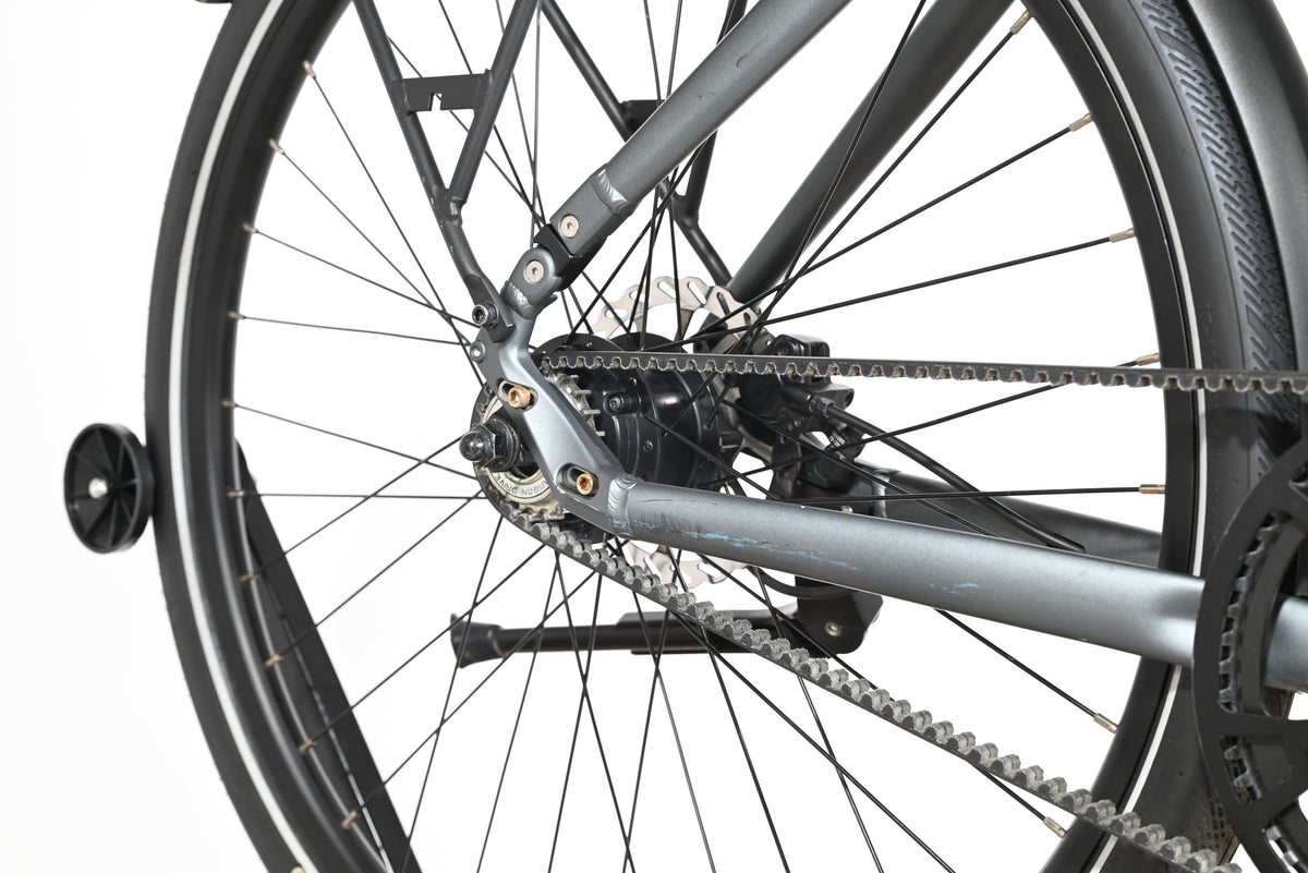 Gros plan sur la roue arrière et la transmission par courroie du vélo électrique Loop Sports Tenways CGO800S gris