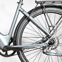 Gros plan sur la roue arrière et le cadre gris du vélo électrique Loop Sports Tenways CGO800S avec transmission par courroie