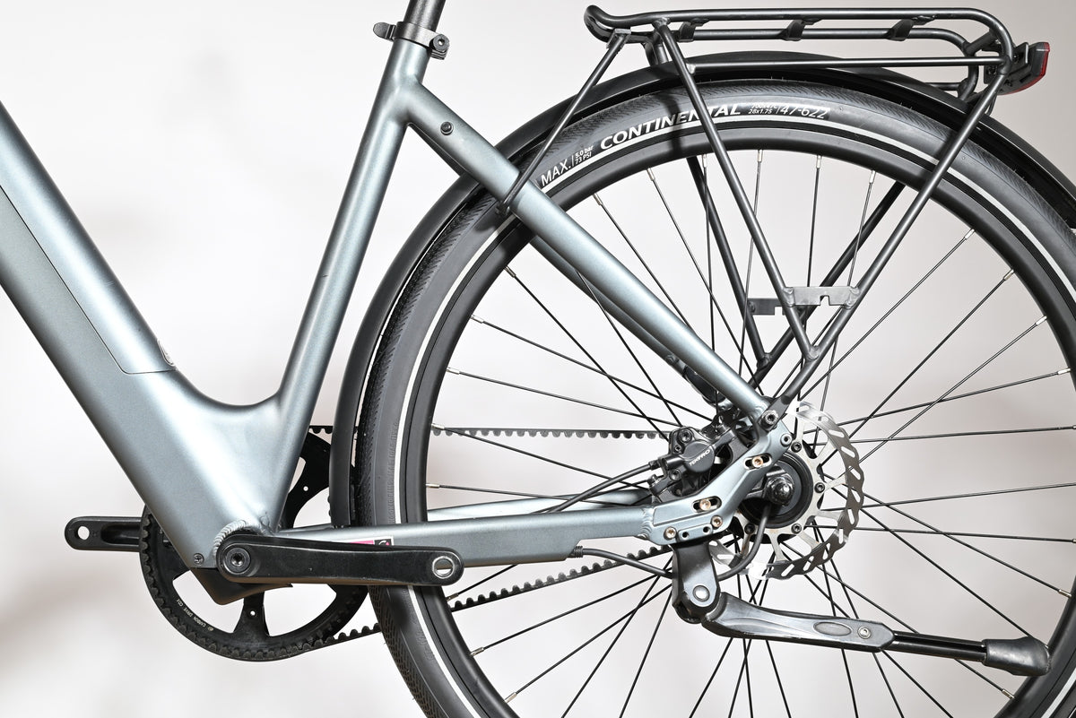 Gros plan sur la roue arrière et le cadre gris du vélo électrique Loop Sports Tenways CGO800S avec transmission par courroie