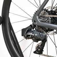 Gros plan sur le dérailleur arrière SRAM Force AXS du vélo de route Trek Emonda SL7 AXS chez Loop Sports