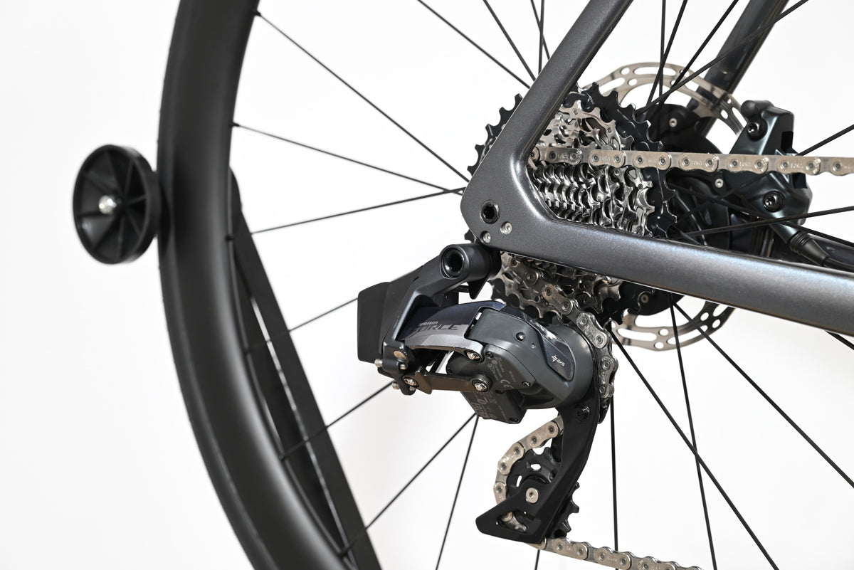 Gros plan sur le dérailleur arrière SRAM Force AXS du vélo de route Trek Emonda SL7 AXS chez Loop Sports