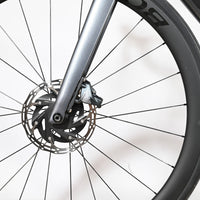 Gros plan sur la roue avant et le frein à disque hydraulique SRAM Force du vélo de route Trek Emonda SL7 Loop Sports