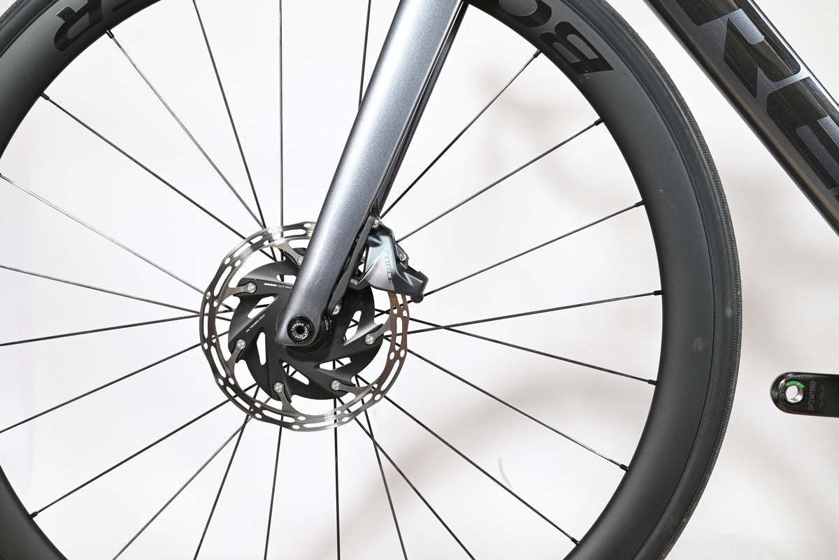Gros plan sur la roue avant et le frein à disque hydraulique SRAM Force du vélo de route Trek Emonda SL7 Loop Sports