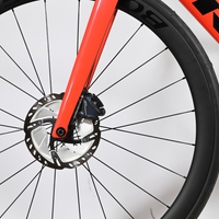 Gros plan sur la roue avant et le frein à disque hydraulique du vélo de route Trek Emonda SL 7 Loop Sports