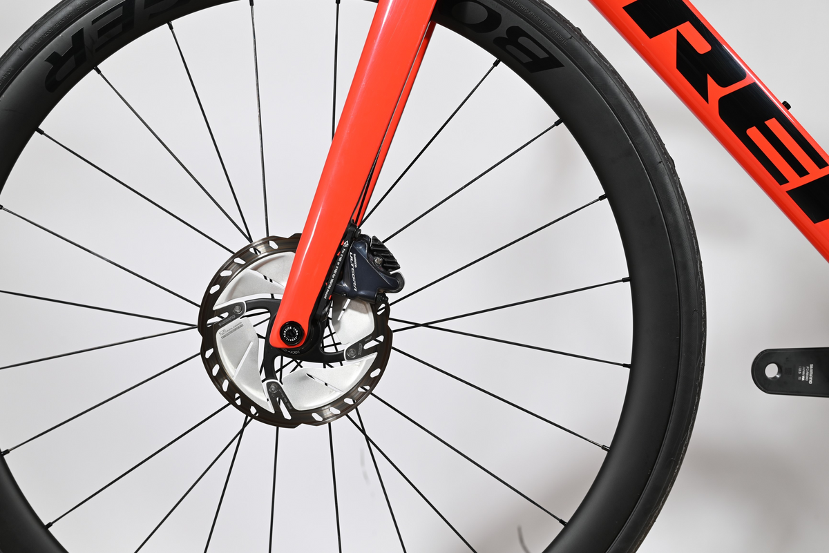 Gros plan sur la roue avant et le frein à disque hydraulique du vélo de route Trek Emonda SL 7 Loop Sports