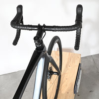 Vue plongeante sur le guidon et le cadre noir brillant du vélo de route Trek Emonda SL7 AXS 2023 de Loop Sports