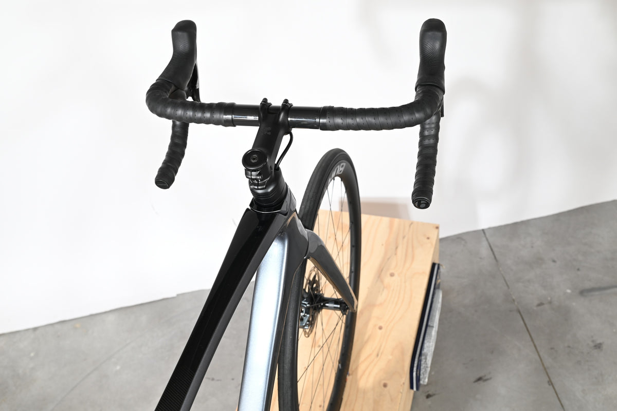Vue plongeante sur le guidon et le cadre noir brillant du vélo de route Trek Emonda SL7 AXS 2023 de Loop Sports