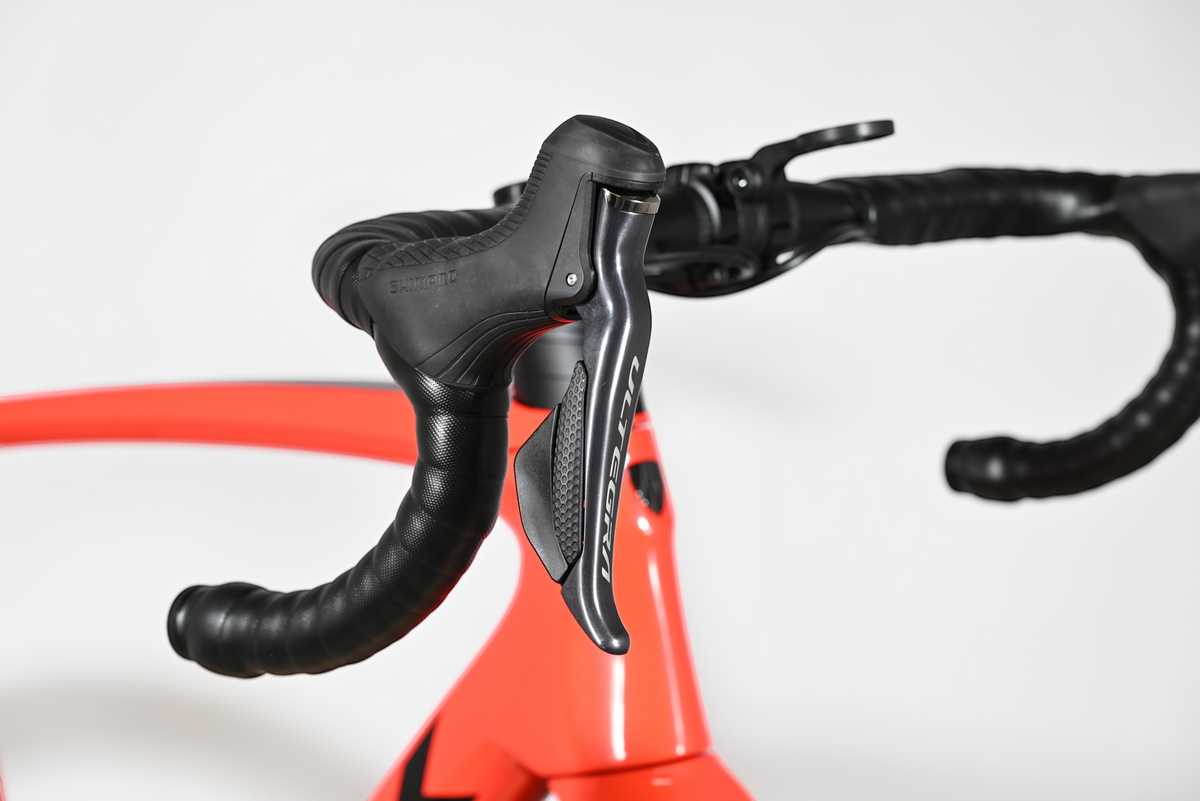 Leviers de frein Shimano Ultegra sur un cintre de vélo de route Trek Emonda SL 7 Loop Sports