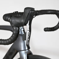 Leviers de frein SRAM Force AXS sur le guidon noir d'un vélo de route Trek Emonda SL7 chez Loop Sports