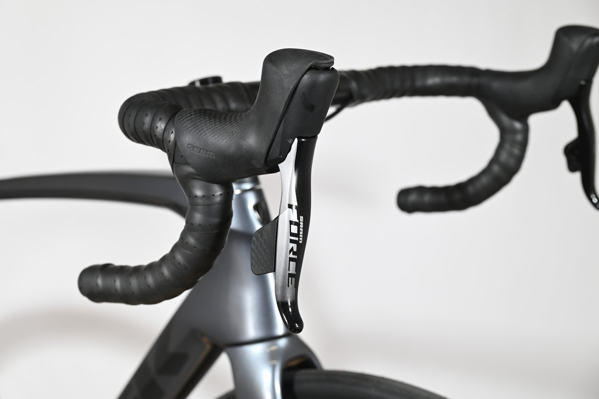 Leviers de frein SRAM Force AXS sur le guidon noir d'un vélo de route Trek Emonda SL7 chez Loop Sports