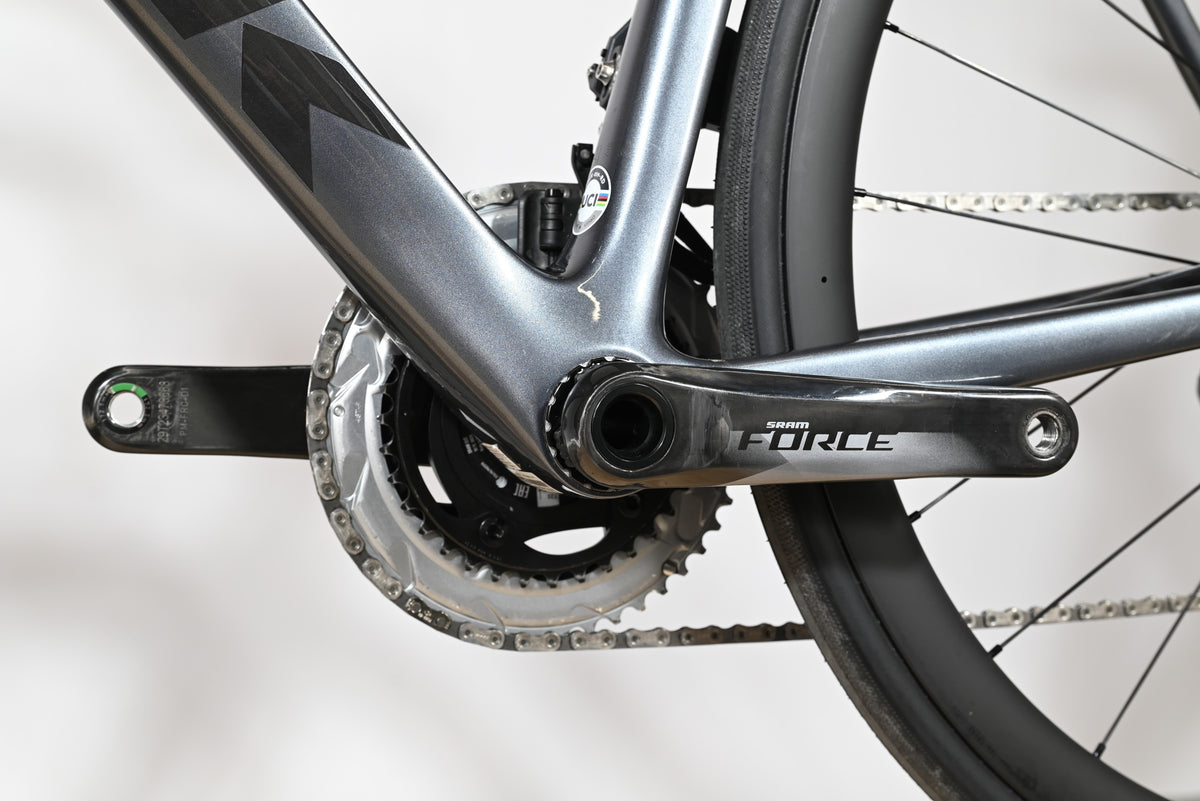 Gros plan sur le pédalier SRAM Force et le cadre gris du vélo de route Trek Emonda SL7 AXS chez Loop Sports