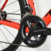 Gros plan sur le pédalier Shimano Ultegra et le cadre rouge vif du vélo de route Trek Emonda SL 7 Loop Sports