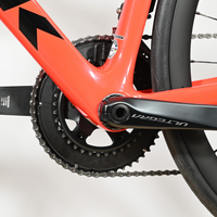Gros plan sur le pédalier Shimano Ultegra et le cadre rouge du vélo de route Trek Emonda SL 7 chez Loop Sports