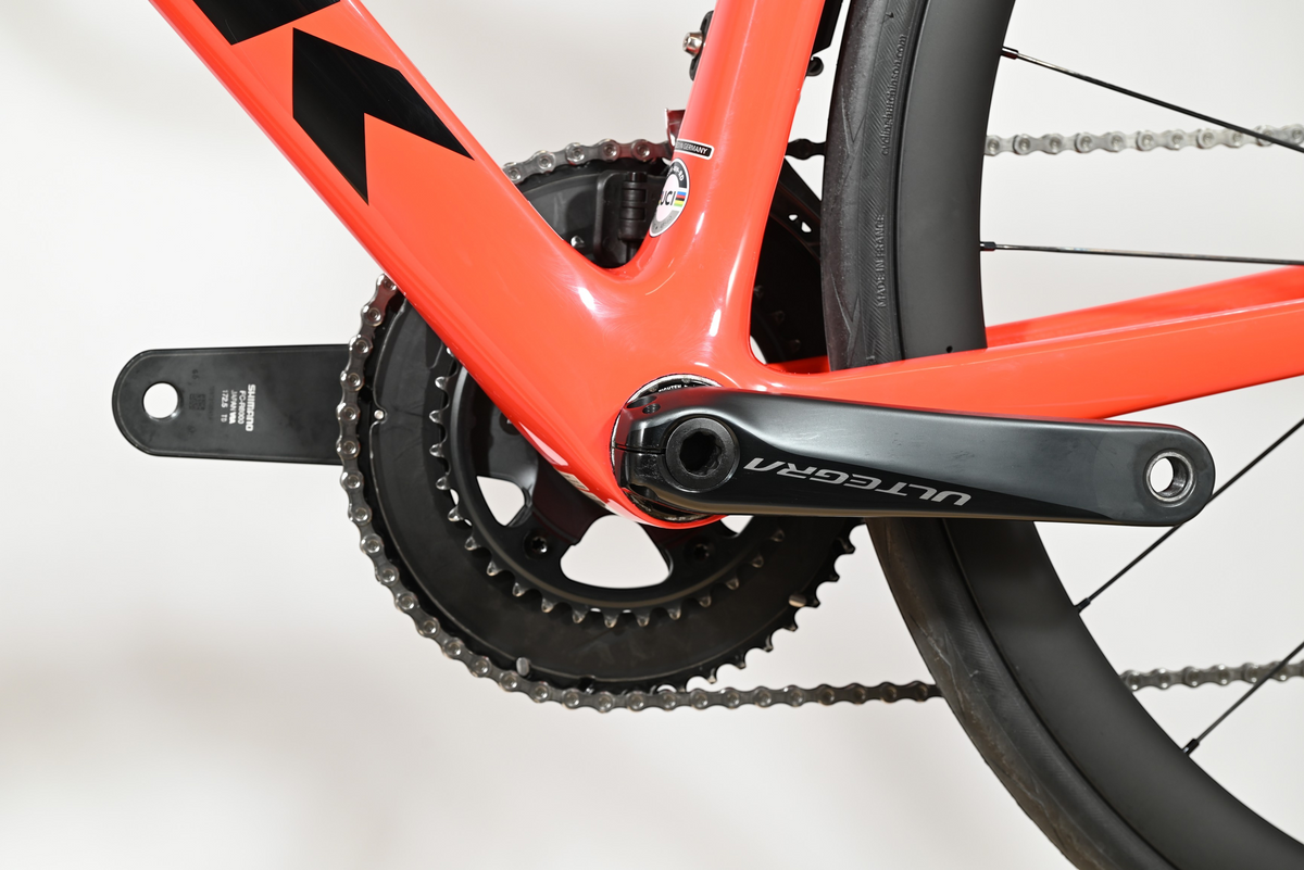 Gros plan sur le pédalier Shimano Ultegra et le cadre rouge du vélo de route Trek Emonda SL 7 chez Loop Sports