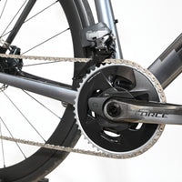 Gros plan sur la transmission SRAM Force AXS et le pédalier du vélo de route Trek Emonda SL7 AXS chez Loop Sports