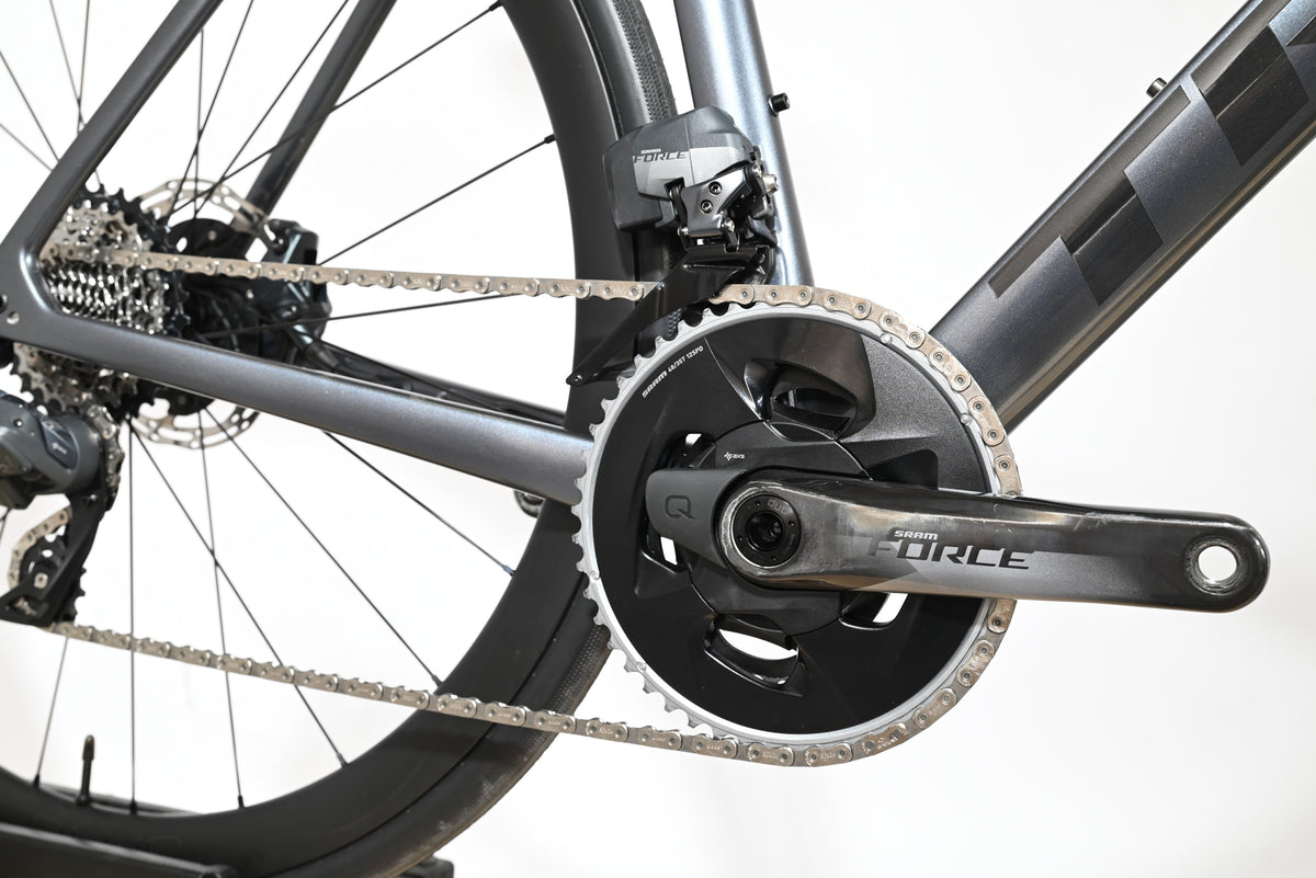 Gros plan sur la transmission SRAM Force AXS et le pédalier du vélo de route Trek Emonda SL7 AXS chez Loop Sports