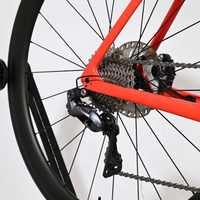 Gros plan sur la transmission Shimano Ultegra et le cadre rouge du vélo de route Trek Emonda SL 7 Loop Sports