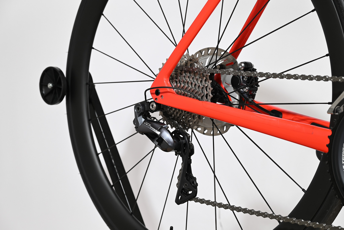 Gros plan sur la transmission Shimano Ultegra et le cadre rouge du vélo de route Trek Emonda SL 7 Loop Sports
