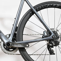 Gros plan sur la transmission SRAM Force et la roue arrière Bontrager d'un vélo de route Trek Emonda SL7 Loop Sports