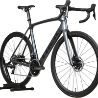 Vélo de route Trek Emonda SL7 AXS 2023 gris carbone chez Loop Sports, équipé de freins à disque et roues Aeolus.