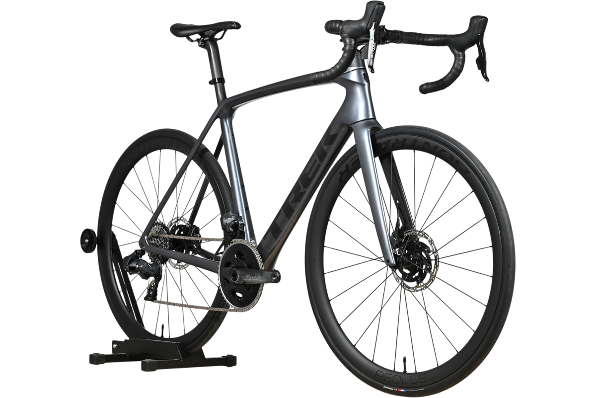 Vélo de route Trek Emonda SL7 AXS 2023 gris carbone chez Loop Sports, équipé de freins à disque et roues Aeolus.