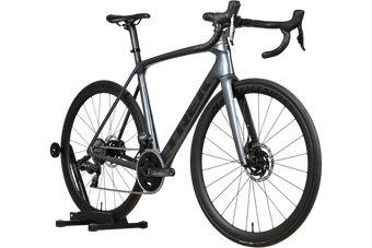 Vélo de route Trek Emonda SL7 AXS 2023 gris carbone chez Loop Sports, équipé de freins à disque et roues Aeolus.