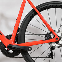 Gros plan sur le cadre rouge et la roue arrière du vélo de route Trek Emonda SL 7 2021 de Loop Sports