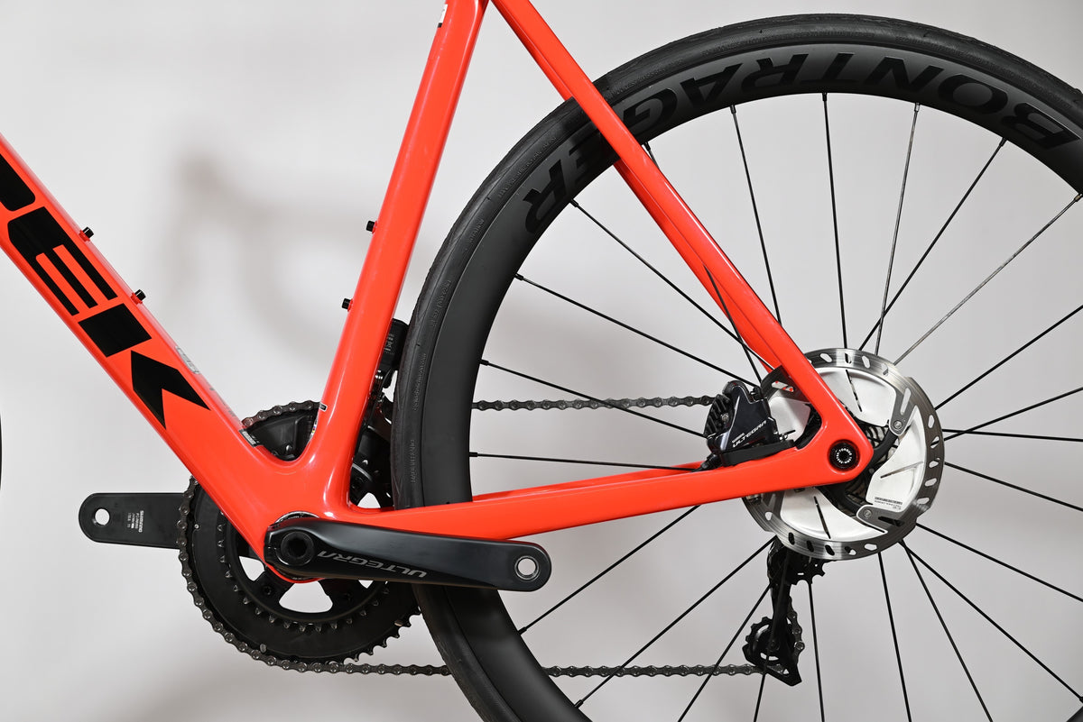 Gros plan sur le cadre rouge et la roue arrière du vélo de route Trek Emonda SL 7 2021 de Loop Sports