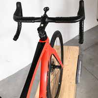 Vue de dessus du guidon et du cadre rouge et noir du vélo de route Trek Emonda SL 7 2021 chez Loop Sports