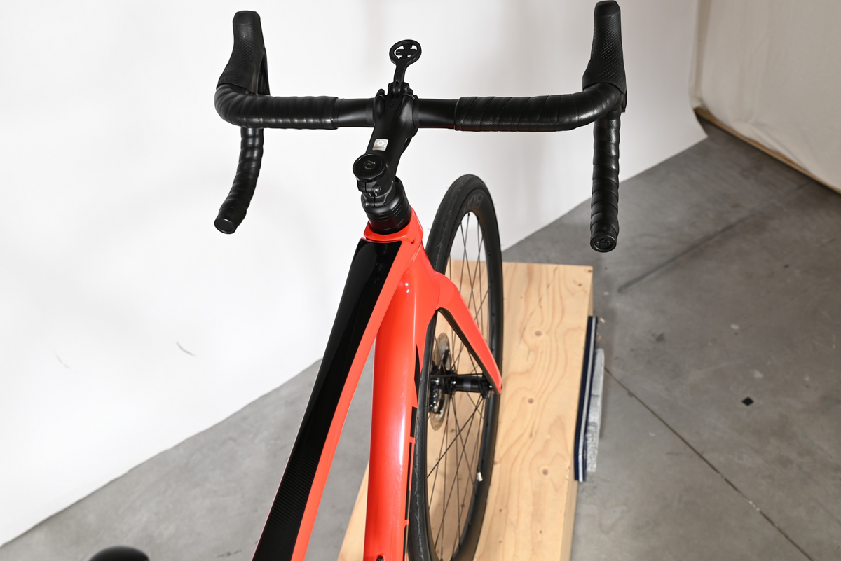 Vue de dessus du guidon et du cadre rouge et noir du vélo de route Trek Emonda SL 7 2021 chez Loop Sports