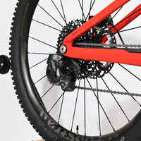 Gros plan sur la roue arrière et le dérailleur SRAM d'un vélo électrique Trek Rail 9.9 rouge chez Loop Sports