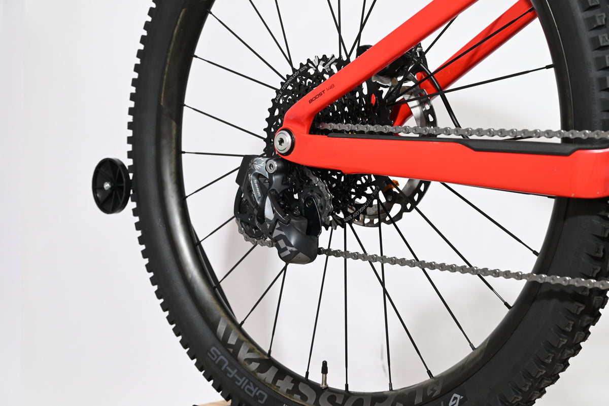 Gros plan sur la roue arrière et le dérailleur SRAM d'un vélo électrique Trek Rail 9.9 rouge chez Loop Sports