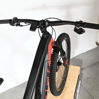 Vue rapprochée du guidon et du cadre noir et rouge du vélo électrique Trek Rail 9.9 2024 chez Loop Sports