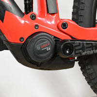 Moteur Bosch Performance Line CX sur cadre de VTT électrique rouge Trek Rail 9.9 de Loop Sports