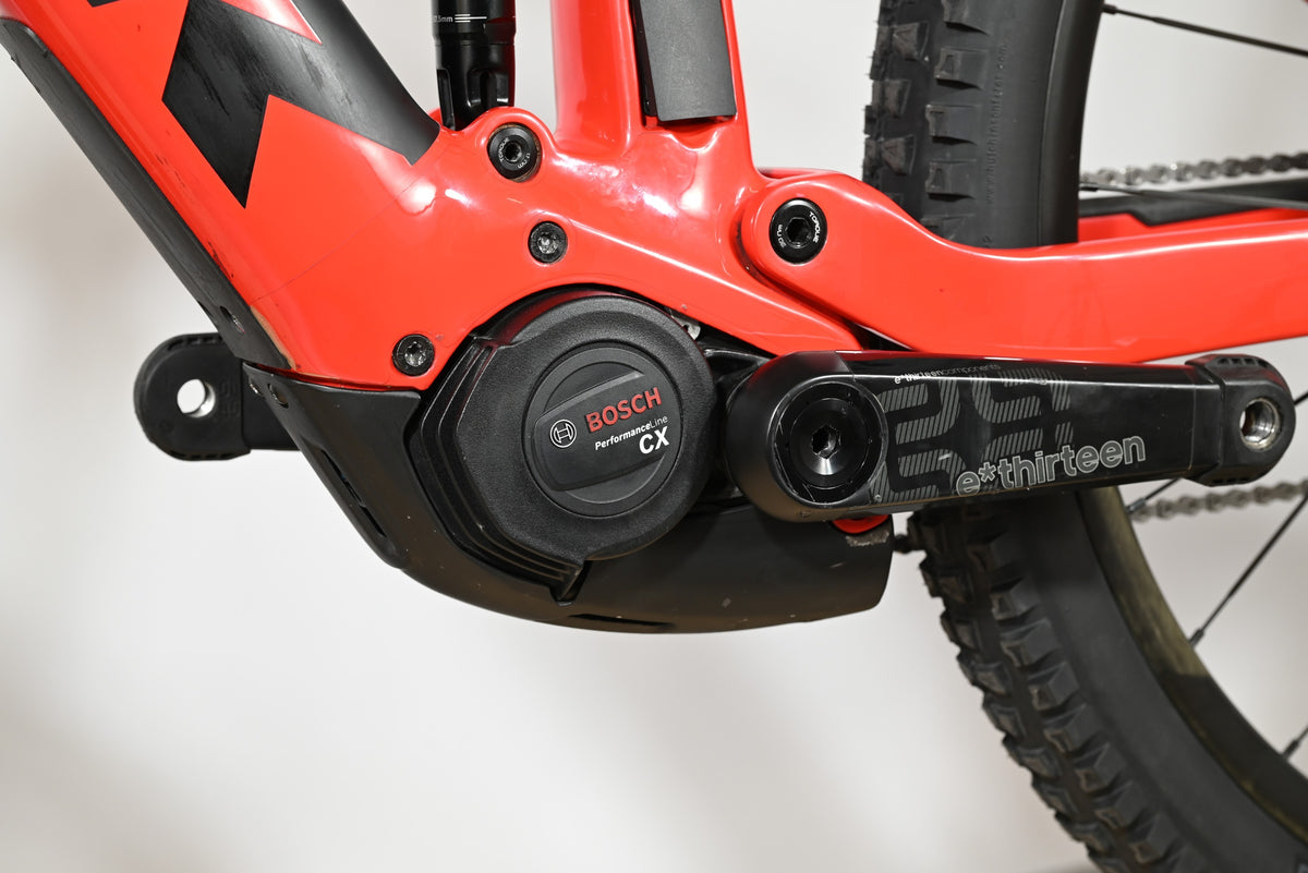 Moteur Bosch Performance Line CX sur cadre de VTT électrique rouge Trek Rail 9.9 de Loop Sports