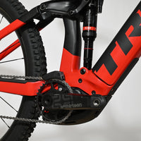 Gros plan sur le cadre rouge et noir du vélo électrique Trek Rail 9.9 2024 chez Loop Sports avec amortisseur arrière