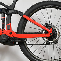 Vue latérale du cadre et de la roue arrière du vélo électrique Loop Sports Trek Rail 9.9 rouge et noir