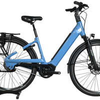 Vélo électrique urbain bleu Giant Liv Allure E+2 de Loop Sports avec cadre ouvert, porte-bagages et garde-boue
