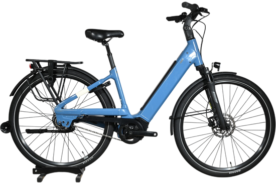 Vélo électrique urbain bleu Giant Liv Allure E+2 de Loop Sports avec cadre ouvert, porte-bagages et garde-boue