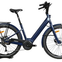 Vélo électrique bleu Moustache Lundi 27.6 chez Loop Sports avec cadre ouvert, porte-bagages et pneus larges